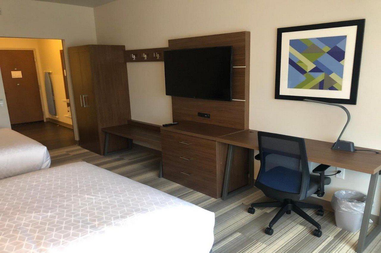 Holiday Inn Express & Suites Madison By Ihg Exterior photo