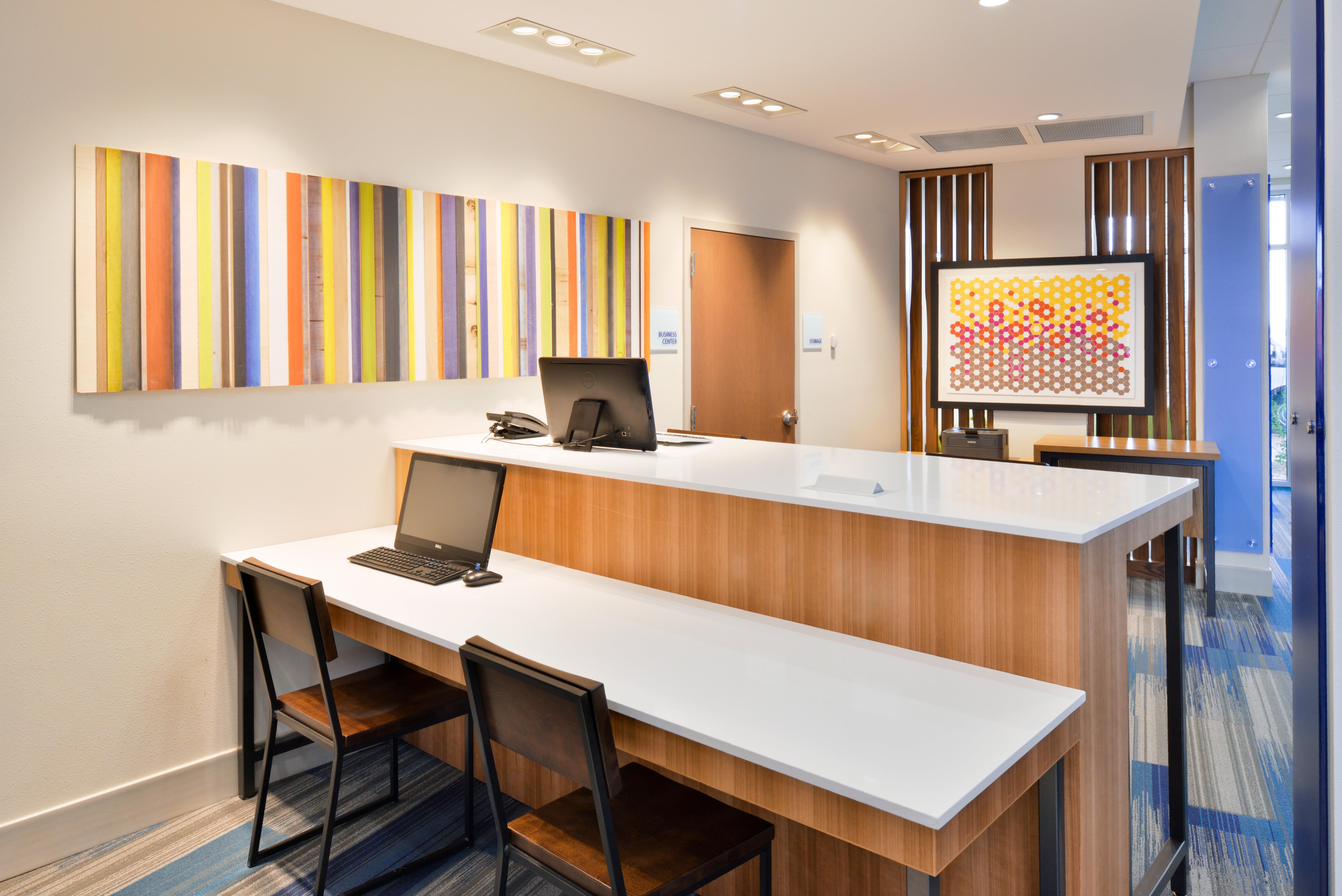 Holiday Inn Express & Suites Madison By Ihg Exterior photo
