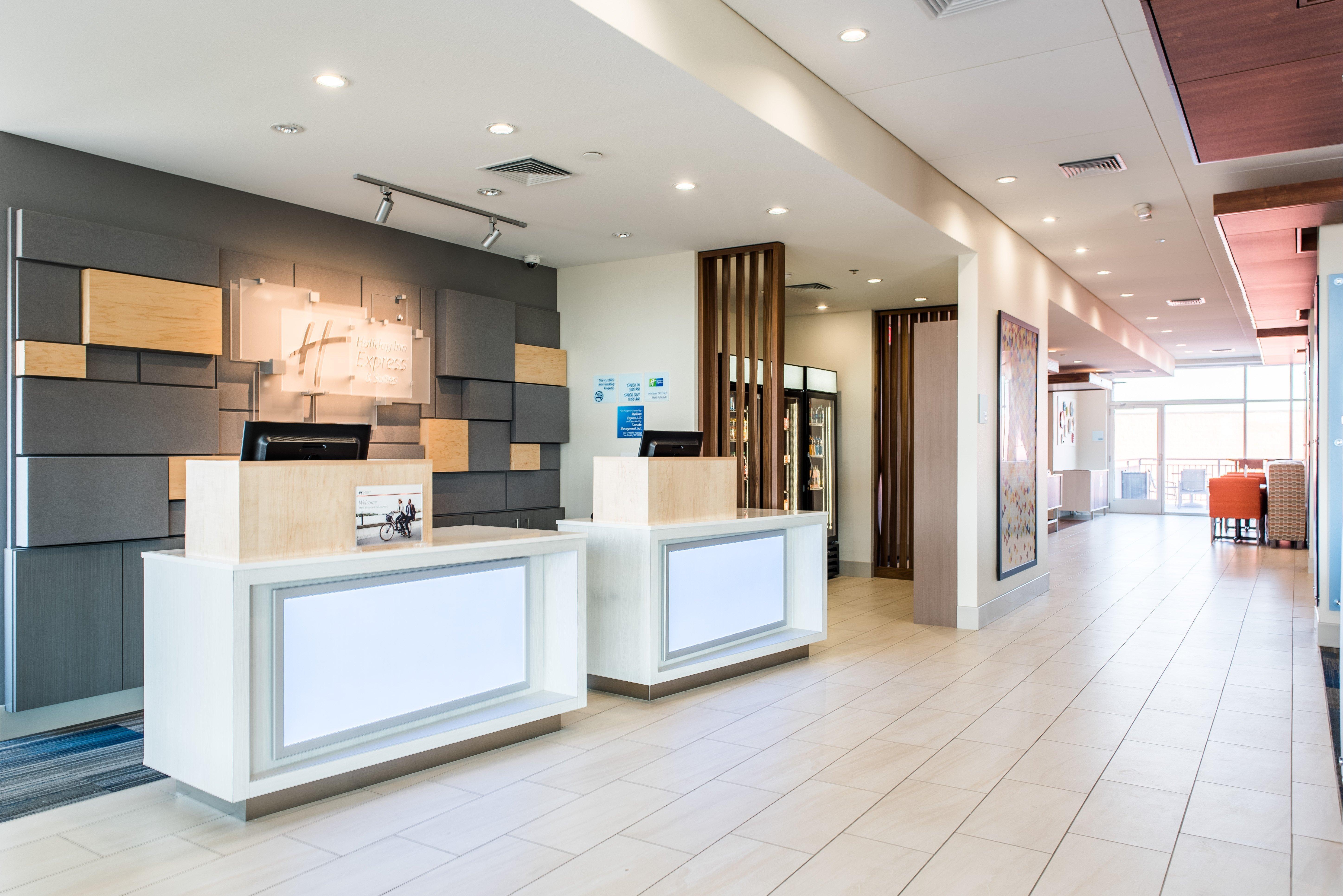Holiday Inn Express & Suites Madison By Ihg Exterior photo