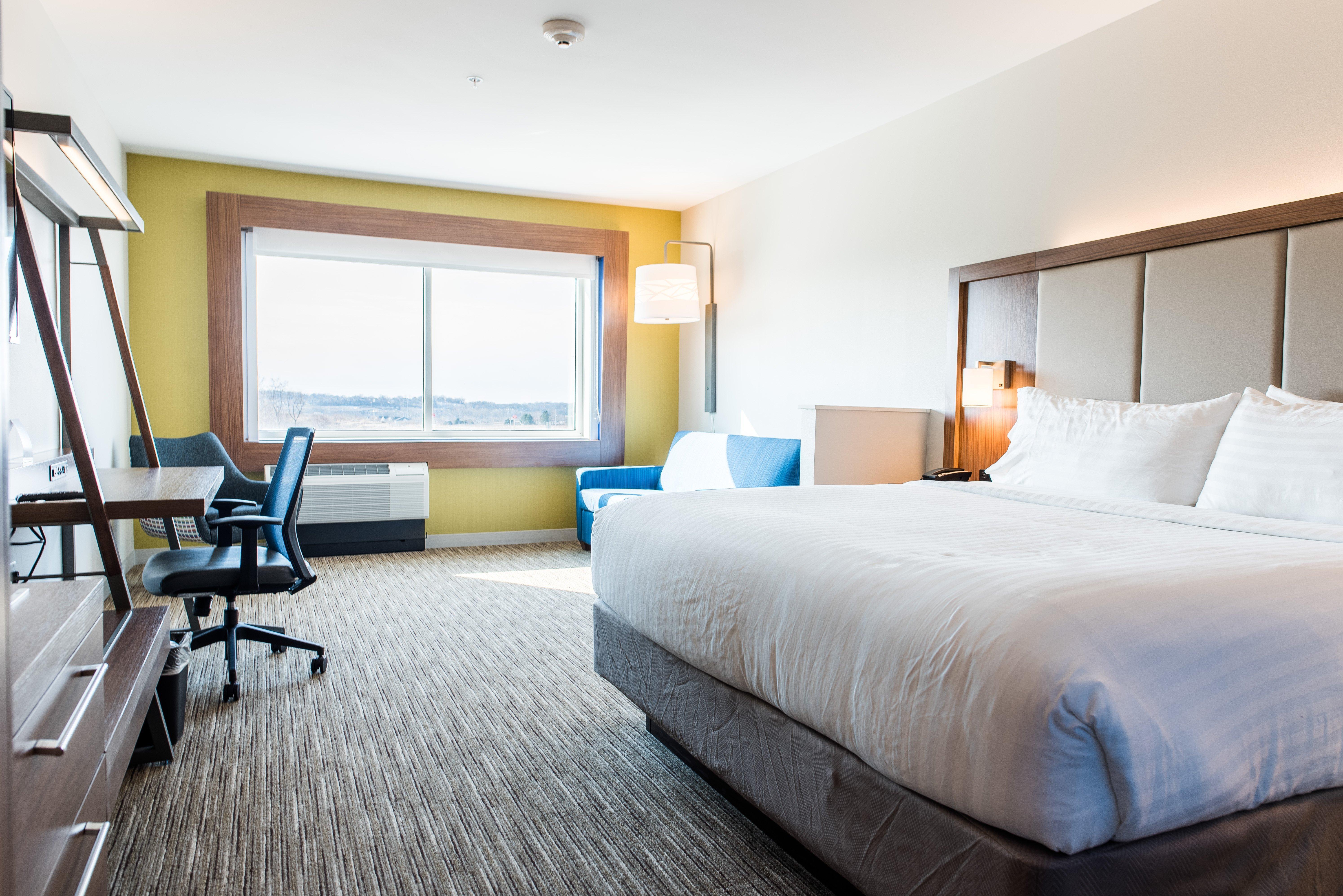 Holiday Inn Express & Suites Madison By Ihg Exterior photo