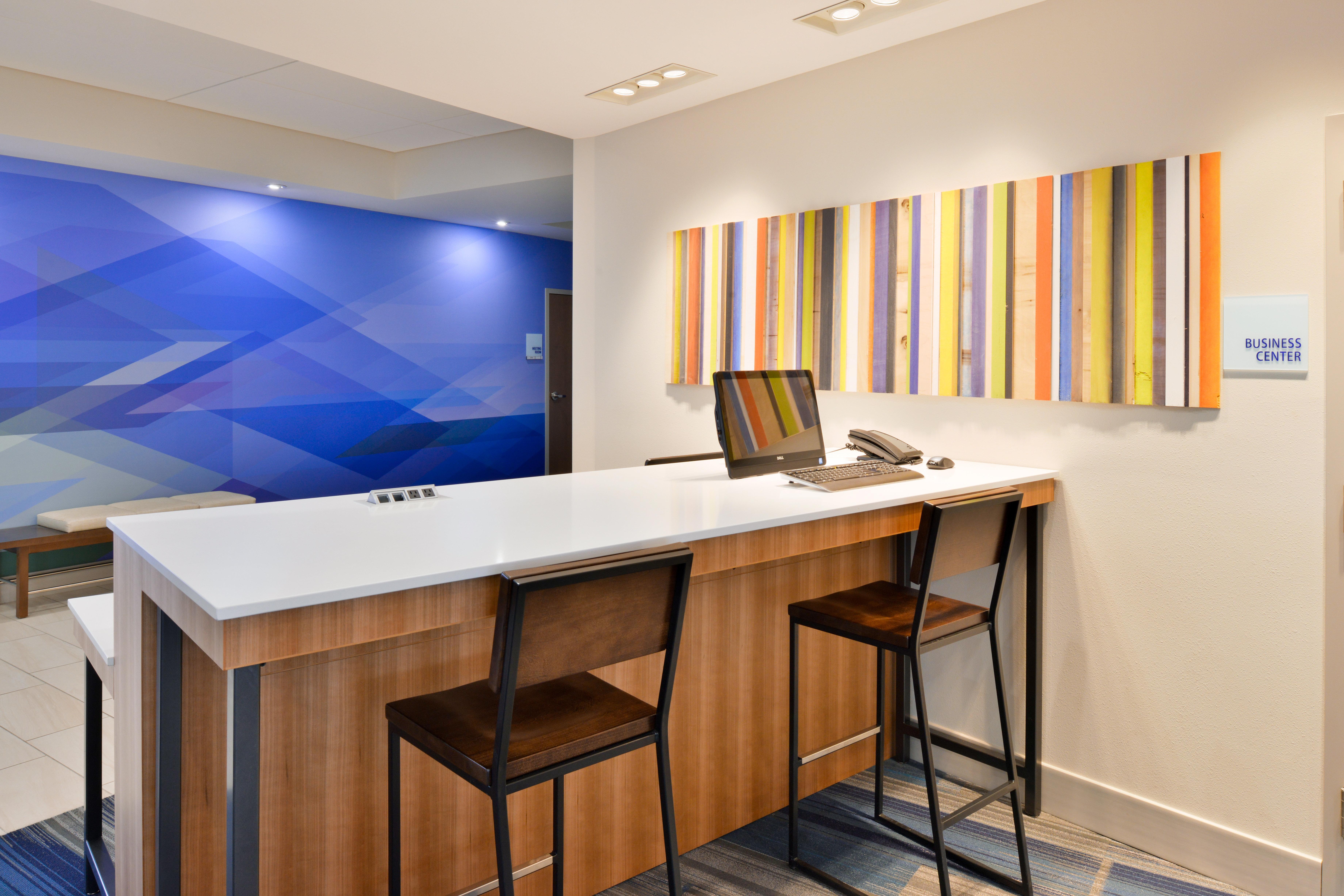 Holiday Inn Express & Suites Madison By Ihg Exterior photo