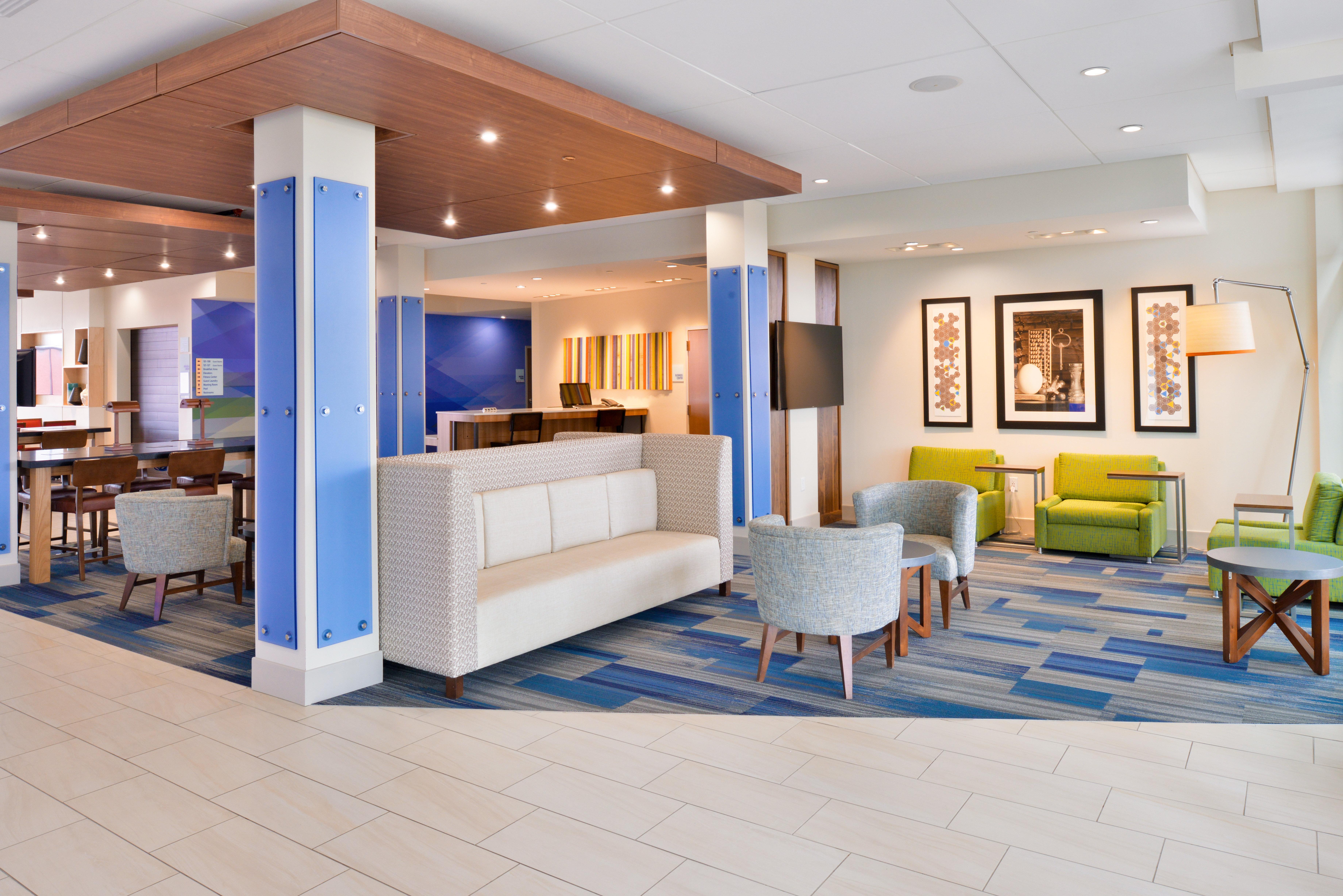 Holiday Inn Express & Suites Madison By Ihg Exterior photo